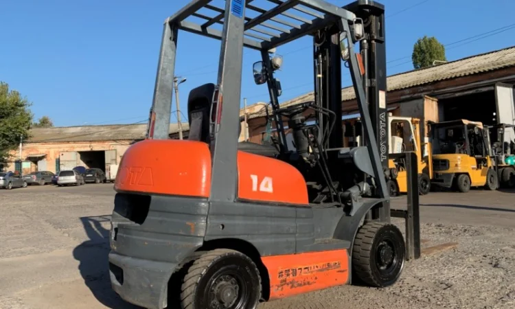 Вилочный автопогрузчик/автонавантажувач Toyota 6FG14 с тройной мачтой на 5 метров - фото № 4