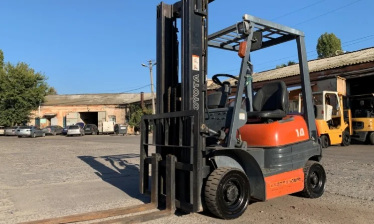 Вилочный автопогрузчик/автонавантажувач Toyota 6FG14 с тройной мачтой на 5 метров - фото № 9