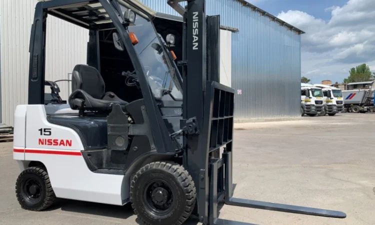 Газ-бензиновый вилочный автопогрузчик Nissan с полукабиной и печкой - фото № 1