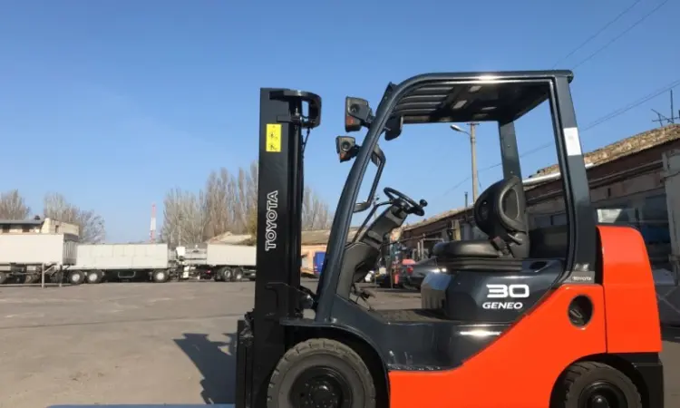 Вилочный автопогрузчик Toyota 02-8FGK30 с мачтой вагонник для работы в контейнере - фото № 1