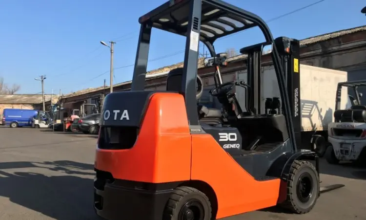 Вилочный автопогрузчик Toyota 02-8FGK30 с мачтой вагонник для работы в контейнере - фото № 2