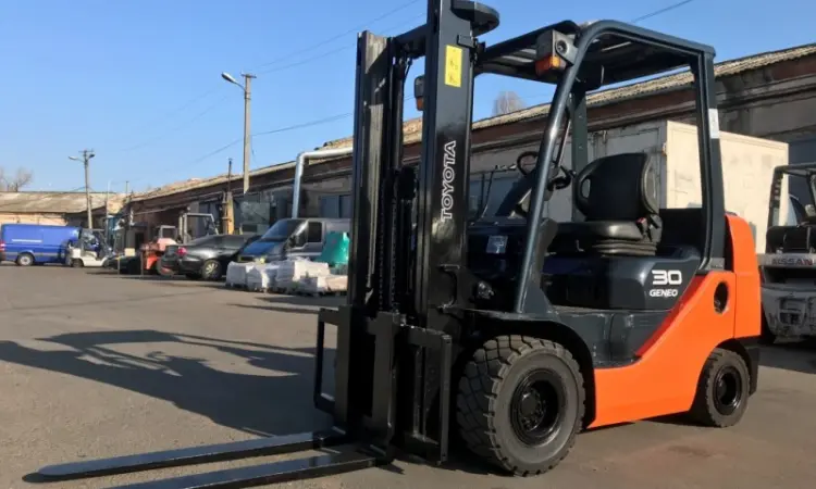 Вилочный автопогрузчик Toyota 02-8FGK30 с мачтой вагонник для работы в контейнере - фото № 3