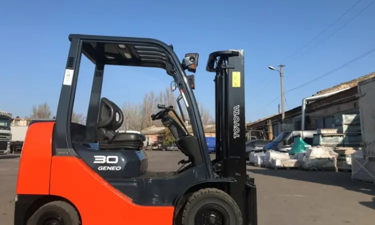 Вилочный автопогрузчик Toyota 02-8FGK30 с мачтой вагонник для работы в контейнере - фото № 4