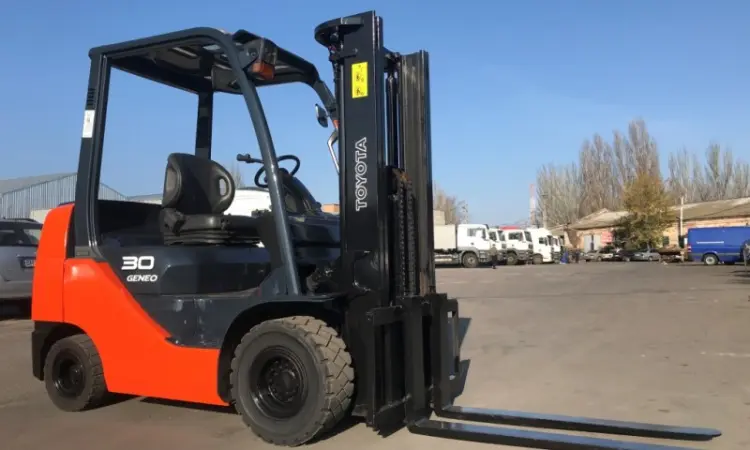 Вилочный автопогрузчик Toyota 02-8FGK30 с мачтой вагонник для работы в контейнере - фото № 5