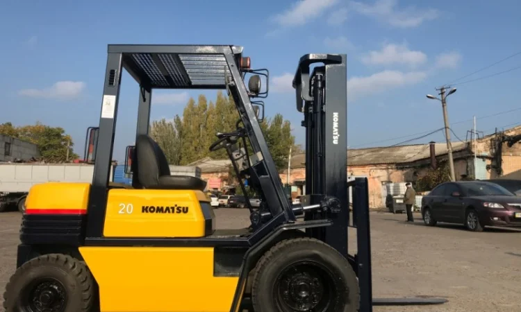 Вилочный автопогрузчик Komatsu на больших 15 колёсах как у 4-х тонного погрузчика - фото № 1