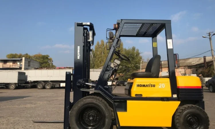Вилочный автопогрузчик Komatsu на больших 15 колёсах как у 4-х тонного погрузчика - фото № 2