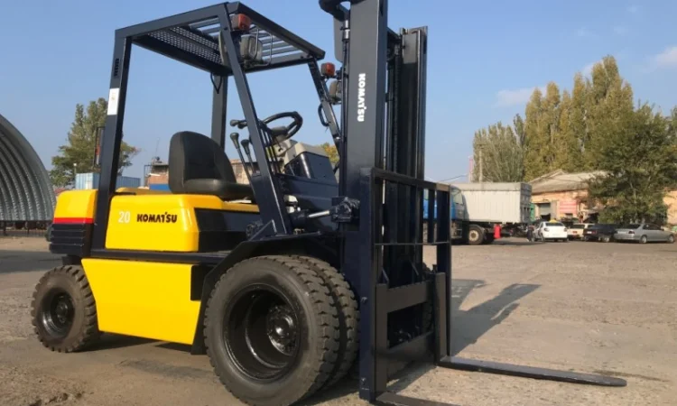 Вилочный автопогрузчик Komatsu на больших 15 колёсах как у 4-х тонного погрузчика - фото № 3