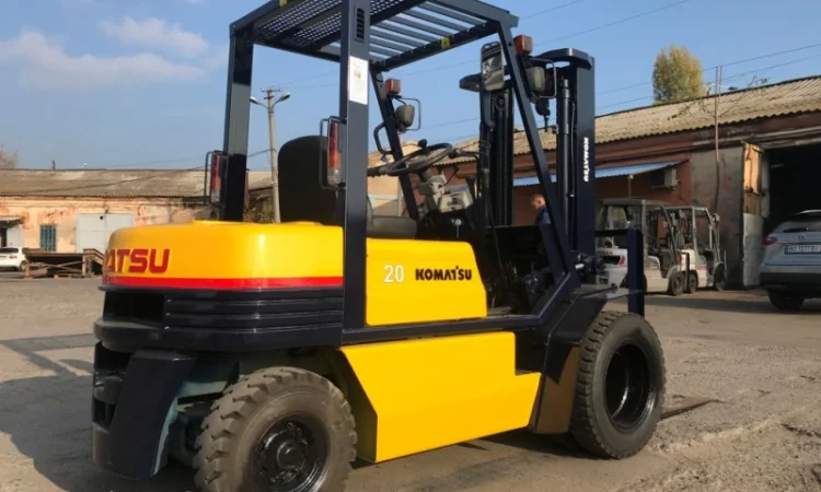 Вилочный автопогрузчик Komatsu на больших 15 колёсах как у 4-х тонного погрузчика - фото № 4