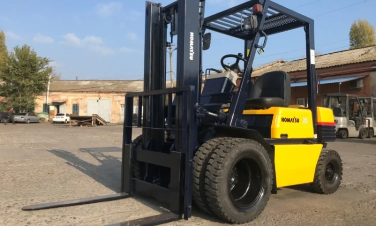 Вилочный автопогрузчик Komatsu на больших 15 колёсах как у 4-х тонного погрузчика - фото № 5