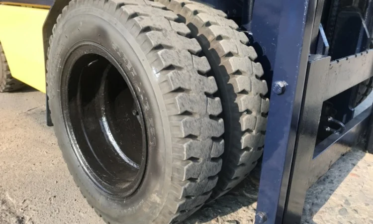 Вилочный автопогрузчик Komatsu на больших 15 колёсах как у 4-х тонного погрузчика - фото № 8