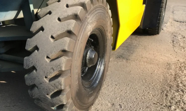 Вилочный автопогрузчик Komatsu на больших 15 колёсах как у 4-х тонного погрузчика - фото № 9