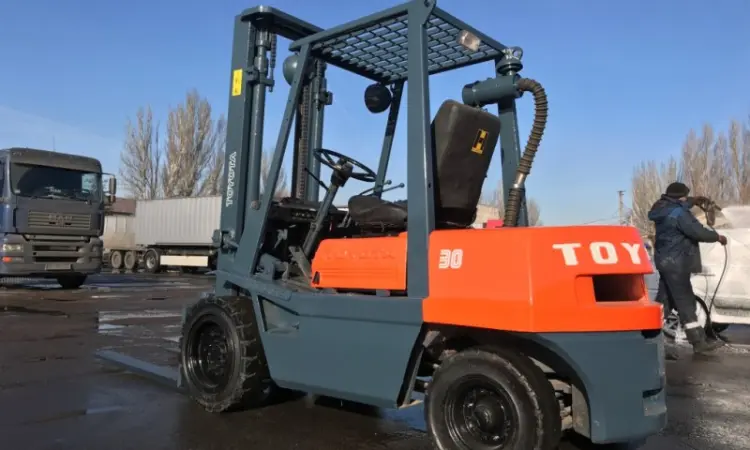 Дизельный вилочный погрузчик навантажувач Toyota на 3 тонны - фото № 4