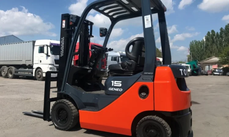 Вилочный погрузчик Toyota с автоматической коробкой передач - фото № 1