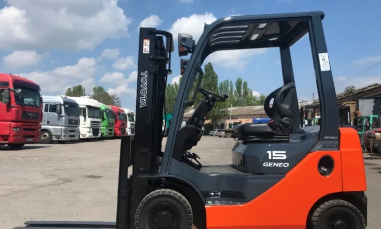 Вилочный погрузчик Toyota с автоматической коробкой передач - фото № 2