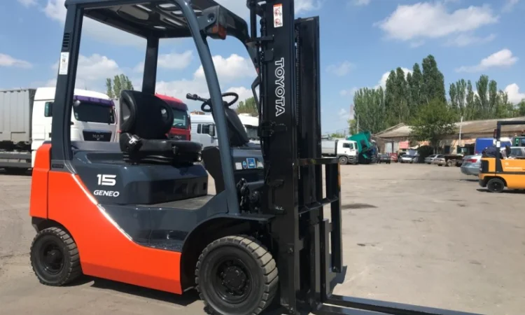 Вилочный погрузчик Toyota с автоматической коробкой передач - фото № 5