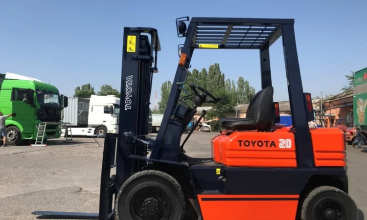 Вилочный автопогрузчик Toyota грузоподъёмностью 2 тонны - фото № 3