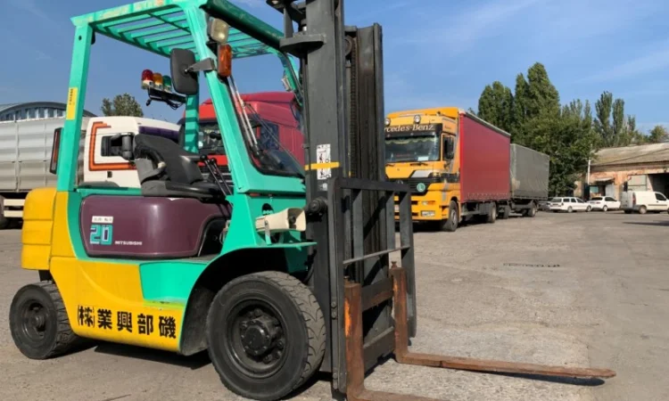 Вилочный автопогрузчик/автонавантажувач Mitsubishi на 2 тонны - фото № 5