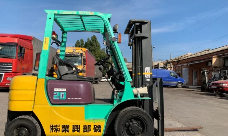 Вилочный автопогрузчик/автонавантажувач Mitsubishi на 2 тонны - фото № 9