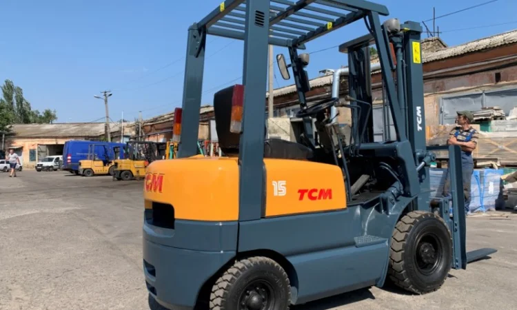 Вилочный погрузчик TCM с боковым смещением, на новой пневматике - фото № 1