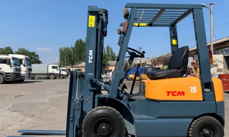 Вилочный погрузчик TCM с боковым смещением, на новой пневматике - фото № 3