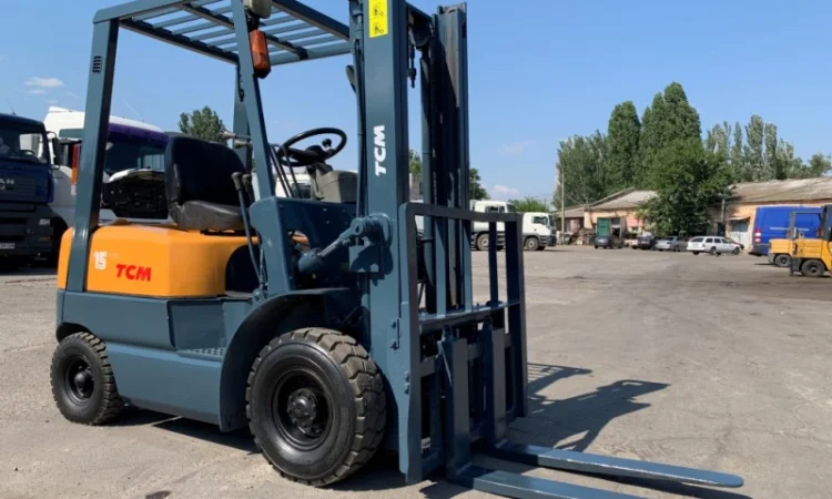Вилочный погрузчик TCM с боковым смещением, на новой пневматике - фото № 4
