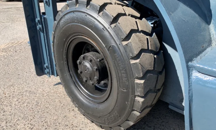 Вилочный погрузчик TCM с боковым смещением, на новой пневматике - фото № 5