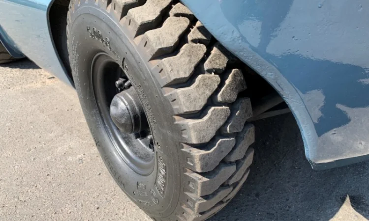 Вилочный погрузчик TCM с боковым смещением, на новой пневматике - фото № 6