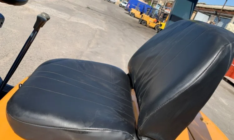 Вилочный погрузчик TCM с боковым смещением, на новой пневматике - фото № 8