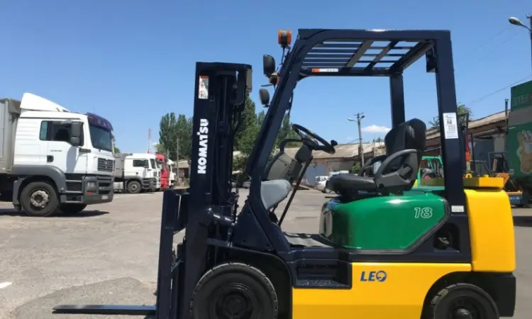 Вилочный автопогрузчик Komatsu грузоподъёмностью 2 тонны с мачтой триплекс - фото № 1