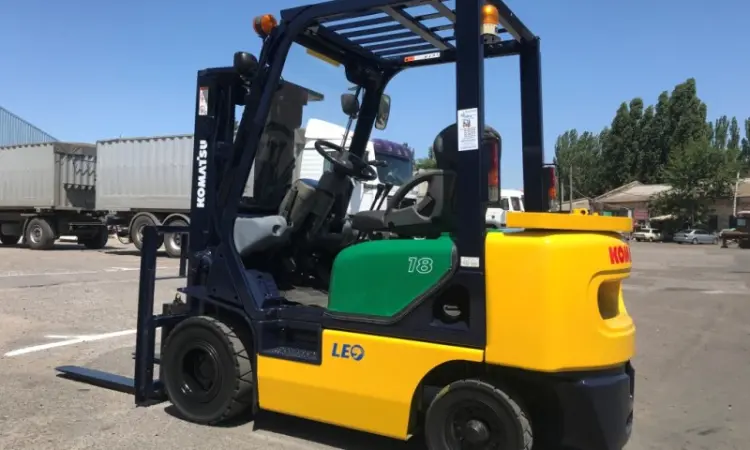 Вилочный автопогрузчик Komatsu грузоподъёмностью 2 тонны с мачтой триплекс - фото № 3