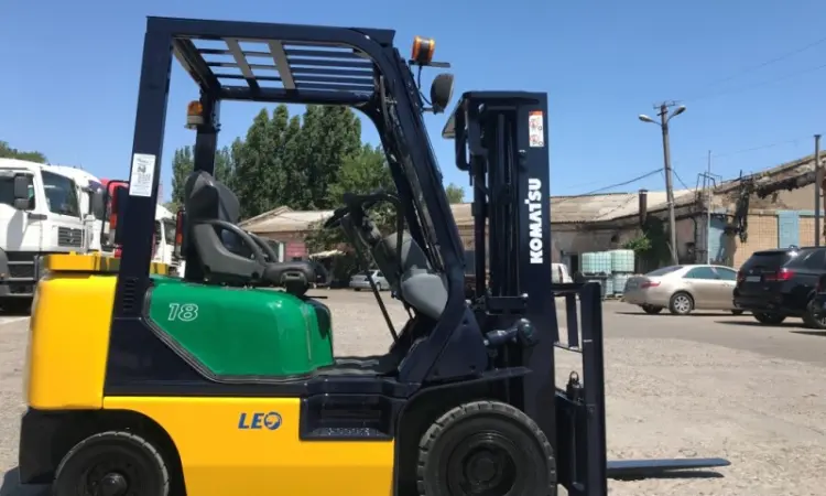 Вилочный автопогрузчик Komatsu грузоподъёмностью 2 тонны с мачтой триплекс - фото № 4