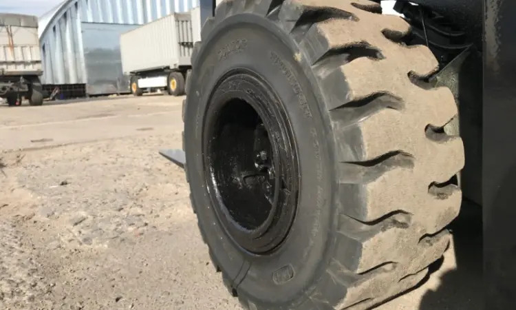 Вилочный бензиновый автопогрузчик Nissan на 2 тонны компакт-модель - фото № 6