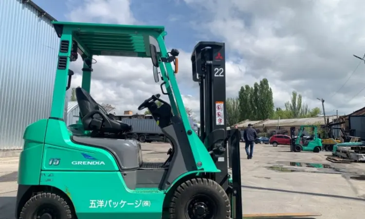 Вилочный автопогрузчик Mitsubishi на 1.5 тонны 2020 года, на пневмошинах - фото № 10