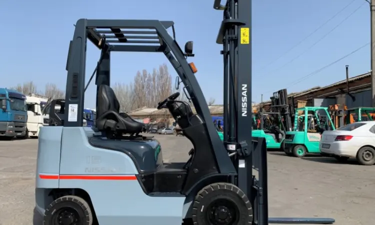 Вилочный газ-бензиновый автопогрузчик Nissan с мачтой 4 метра - фото № 2