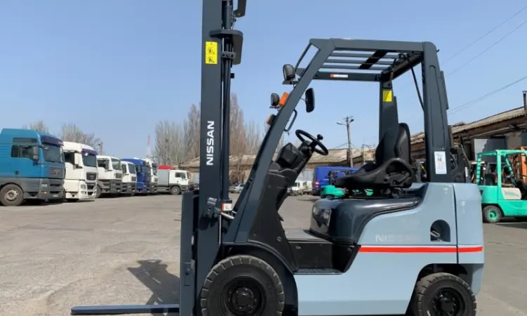 Вилочный газ-бензиновый автопогрузчик Nissan с мачтой 4 метра - фото № 5
