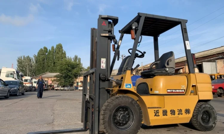 Вилочный автопогрузчик/автонавантажувач Mitsubishi в родной краске - фото № 4