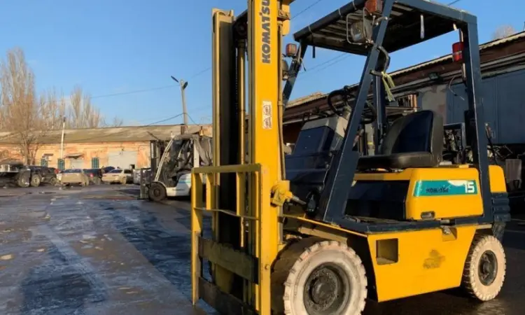 Вилочный бензиновый автопогрузчик Komatsu на немаркой цельнолитой резине - фото № 2
