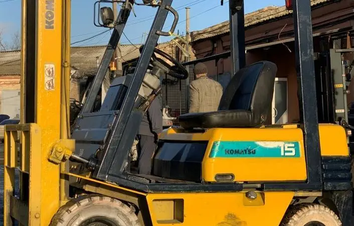 Вилочный бензиновый автопогрузчик Komatsu на немаркой цельнолитой резине - фото № 3