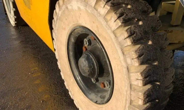 Вилочный бензиновый автопогрузчик Komatsu на немаркой цельнолитой резине - фото № 5