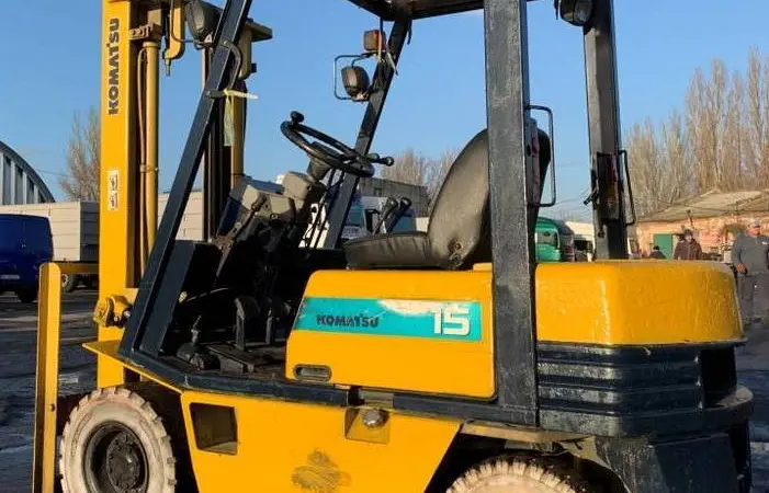 Вилочный бензиновый автопогрузчик Komatsu на немаркой цельнолитой резине - фото № 1