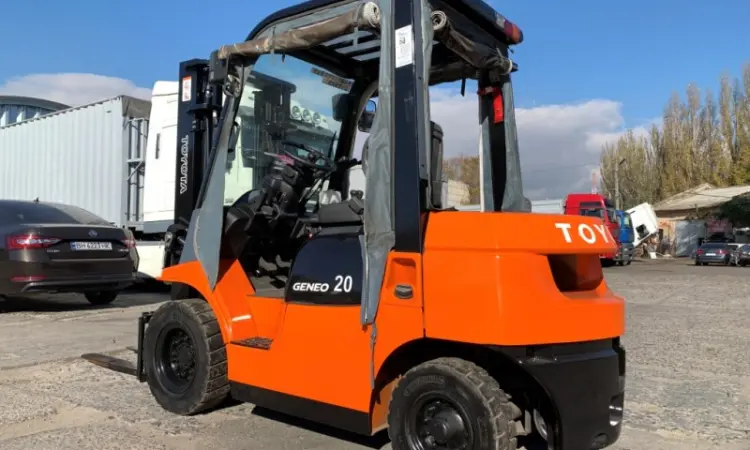 Вилочный бензиновый автопогрузчик Toyota с дополнительной секцией гидравлики - фото № 2