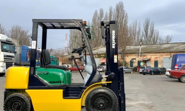Вилочный бензиновый автопогрузчик Komatsu FG20LC-12 с наработкой всего 1811 моточасов - фото № 1