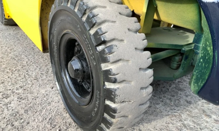 Вилочный бензиновый автопогрузчик Komatsu FG20LC-12 с наработкой всего 1811 моточасов - фото № 10