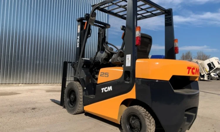 Бензиновый вилочный автопогрузчик TCM на 2.5 тонны. Модель: FG25C6 - фото № 1