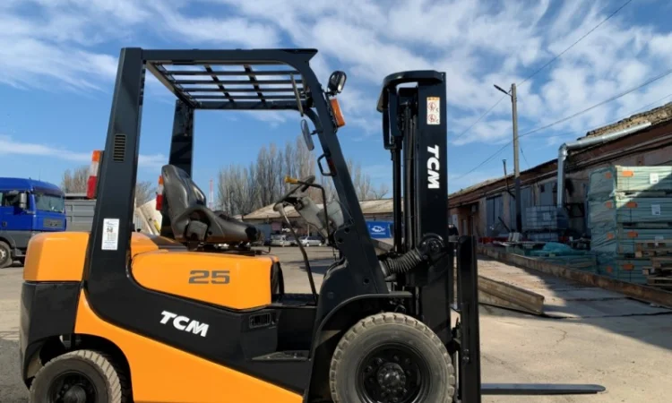 Бензиновый вилочный автопогрузчик TCM на 2.5 тонны. Модель: FG25C6 - фото № 2