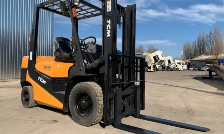 Бензиновый вилочный автопогрузчик TCM на 2.5 тонны. Модель: FG25C6 - фото № 4