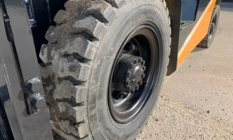 Бензиновый вилочный автопогрузчик TCM на 2.5 тонны. Модель: FG25C6 - фото № 7