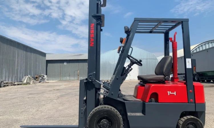 Вилочный бензиновый автопогрузчик Nissan с мачтой на 4 метра - фото № 1