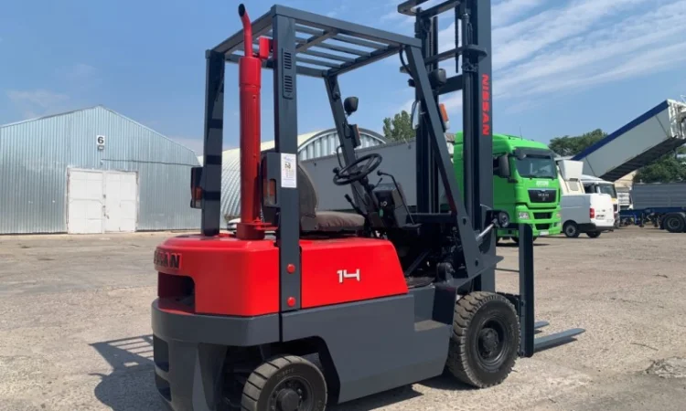 Вилочный бензиновый автопогрузчик Nissan с мачтой на 4 метра - фото № 2