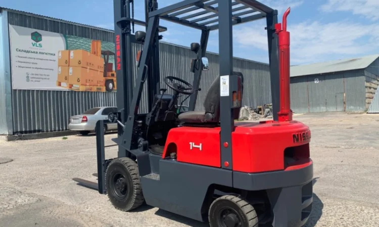 Вилочный бензиновый автопогрузчик Nissan с мачтой на 4 метра - фото № 4